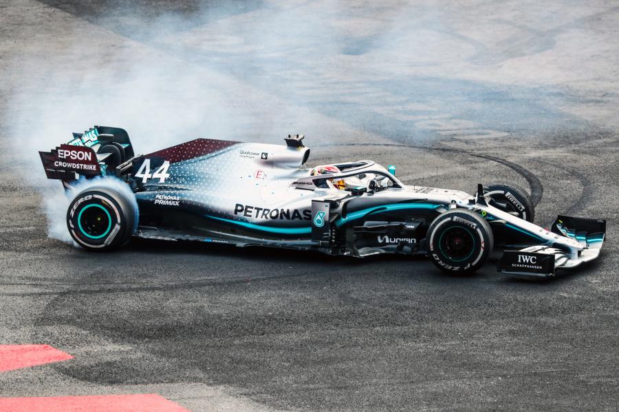  Mercedes-AMG F1 W10 EQ Power+ 2019 года  (фото 14 из 31)
